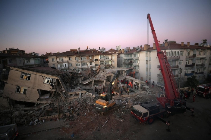 Ekipler, Sürsürü Mahallesi�nde y�k�lan binada çal��ma yapt�.