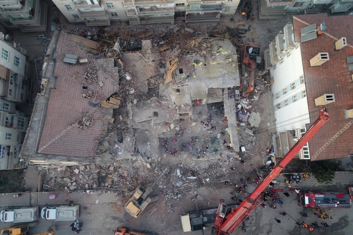 Ekipler, Sürsürü Mahallesi�nde y�k�lan binada çal��ma yapt�.