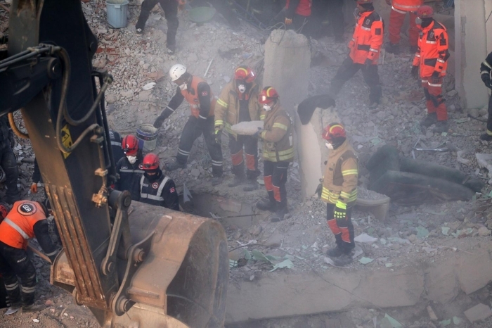 Ekipler, Sürsürü Mahallesi�nde y�k�lan binada çal��ma yapt�.