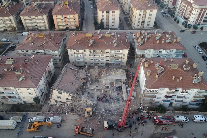 Ekipler, Sürsürü Mahallesi�nde y�k�lan binada çal��ma yapt�.