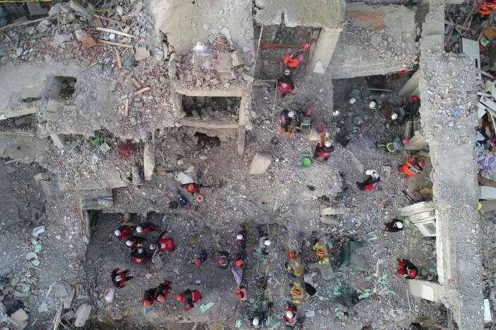 Ekipler, Sürsürü Mahallesi�nde y�k�lan binada çal��ma yapt�.