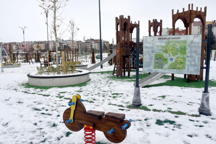 çerisinde millet kraathanesi, 2 büfe, 3 lavabo, mescit, su deposu, 2 basketbol-voleybol sahas, kaykay pisti, amfi tiyatro, yürüyü ve bisiklet yollar, çardaklar, süs havuzu, çocuk oyun gruplar, spor alanlar, bitki, peyzaj alan ve sosyal alanlar yer alan millet bahçesi, görüntüsüyle ilgi çekerken, bölgeye de ayr bir deer katt.