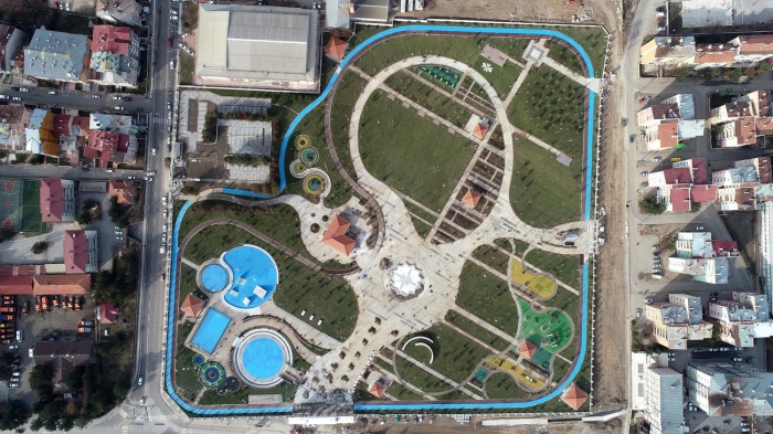 Alan süsleyecek aaçlarn tand, içindeki yaplarn tamamland ve çevre duvarlarnn tamamland projede k artlarna ramen çalmalara ara verilmedi.