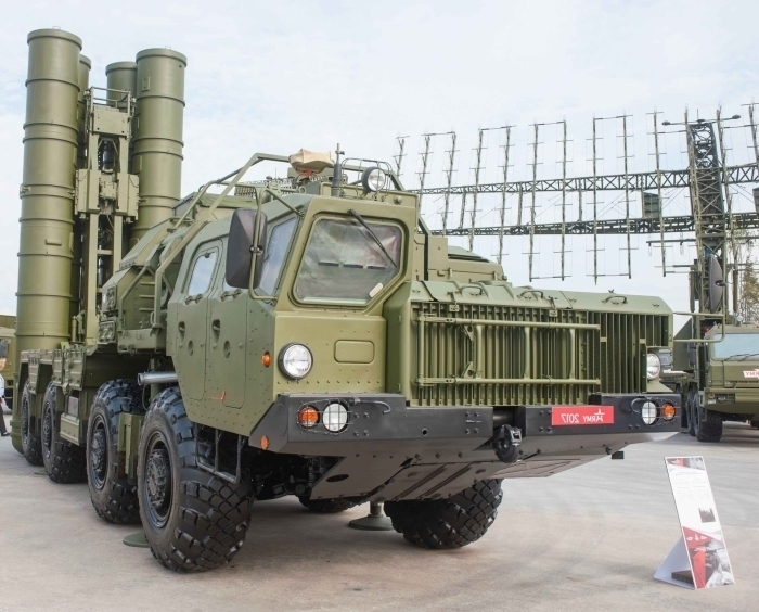 S-400 Triumf hava savunma sistemleri, youn saldr ve elektronik önlemlere maruz kalma koullar altnda hava saldrsn ve keif araçlarn (gizli teknoloji kullanlarak yaplan uçaklar dâhil) ve dier hava hedeflerini imha etme kabiliyetine sahiptir.