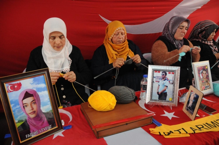 Kz Yasemin Ball için oturma eyleminde yer alan anne Yldz Ball, Elaz'da meydana gelen depremde yaamn yitirenlere Allah'tan rahmet, yarallara acil ifalar diledi.  