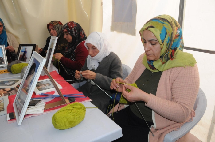 Depremden etkilenenlere çok üzüldüklerini, onlar için atk ve bere örmeye baladklarn kaydeden Ball, "Onlar için atk örüyorum. Elimizden bu geliyor. Elimizden ne gelirse yapmaya hazrz. Hep onlar bizim yanmzda oldu. imdi de biz onlarn yanndayz. Çok üzüldük, keke yaanmasyd." dedi.  