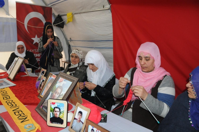 Annelerden Hatice Levent ise depremzedelerin üümemesi için atk ve bere ördüklerini anlatarak, "Türkiyemizin ba sa olsun. Rabbim bundan sonra bir ac göstermesin. Elaz'daki kardelerimiz için atk örüyoruz. nallah yardmmz olur. Daha fazla yardm etmek isterdik ama elimizden bu geliyor." ifadelerini kulland.  