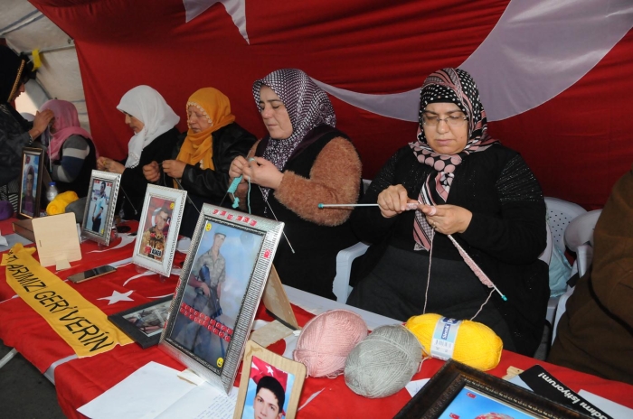 Anne Songül Altnta da depremzedeler için atk ördüklerini dile getirerek, "Onlarn evleri balarna ykld. Çok üzüldük. Allah kimseye yaatmasn. Kurtulanlar için çok sevindik. Allah devletimizden de raz olsun. Depremzedelerin yannda. Devletimiz herkesin yardmna kouyor." diye konutu.  