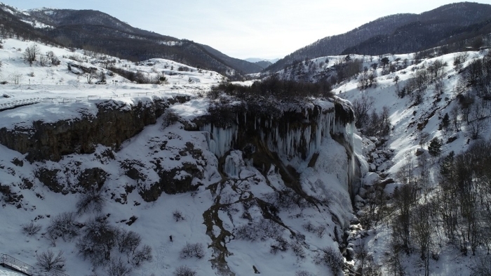Kent merkezine 82 kilometre uzaklkta bulunan ve 30 metreden dökülen suyu ile yazlar ziyaretçi aknna urayan elale, bu günlerde buzdan bir görünüme kavutu. 