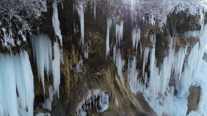 Zemindeki youn kar örtüsü nedeniyle u günlerde yürüyerek inilmesi bir hayli zor olan elale, havadan drone ile görüntülendi.