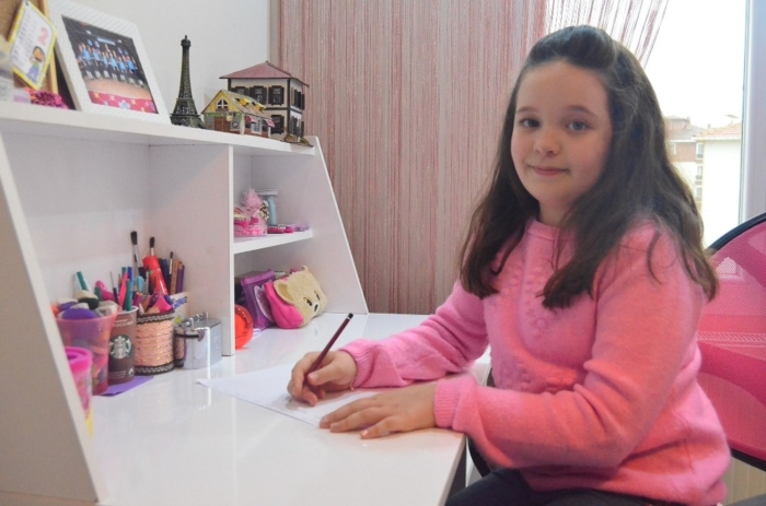 malzemelerinin arasna Harçlmdan veriyorum. Size çok üzüldüm. Çok geçmi olsun. Siz hiç üzülmeyin. Sevgilerle yazl not brakan küçük kza HA ulat. Adnn Nazl Can olduu örenilen 9 yandaki küçük kz, Herkes ayn eyi yapabilir. Az da olsa bir yardm yapma ansnz var dedi.