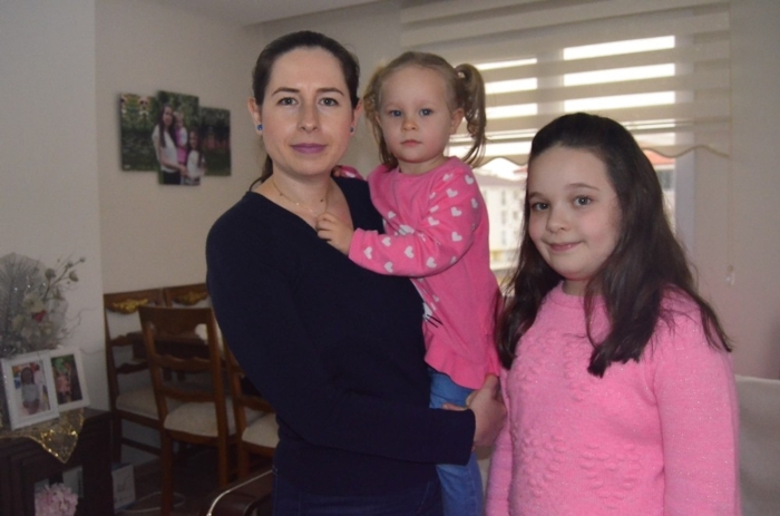 üleburgaz Belediyesinin yardm toplama noktalarndan biri olan Gençlik Parkna ailesiyle birlikte yardm paketi brakan Ramazan Yaman lkokulu 3üncü snf örencisi Nazl Can, deprem bölgesindeki depremzedelere not göndermeye karar verdiini söyledi.