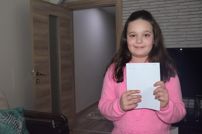 Para koyup, mektup yazdm <br> Yardm paketinin içine notla harçln koyma fikrinin aklna birden geldiini söyleyen Nazl Can, söyledikleriyle ise ders verdi. Can, Para koyup mektup yazdm. Birden aklma geldi. Televizyondaki görüntülerden etkilendim. Sosyal medyada görünce çok mutlu oldum. ardm. Mektubuma biriktirdiim harçlmla onlara yardm yapmak istediimi yazdm. Yardm eden dier insanlar da çok iyi bir ey yapyor. Herkes ayn eyi yapabilir. Az da olsa bir yardam yapma ansnz var dedi.