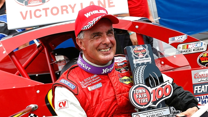 15 Ekim 2019  Eski Amerikal� profesyonel otomobil yar��ç�s� olan ve elde etti�i toplamda dokuz �ampiyonlu�u ile NASCAR Yar��lar�n� en fazla kazanan ikinci yar�� pilotu olan Mike Stefanik, Connecticut yak�nlar�nda geçirdi�i bir uçak kazas�nda 61 ya��nda öldü.