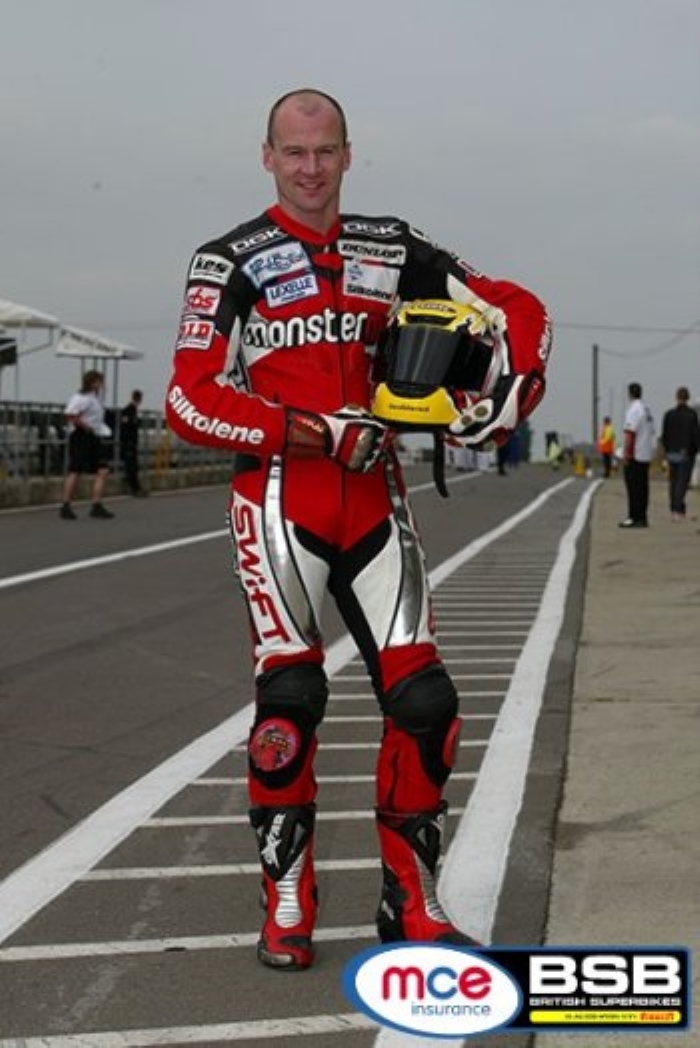 30 Temmuz 2003  �ngiliz �ampiyon bisikletçi Steve Hislop helikopter kazas�nda öldü.  