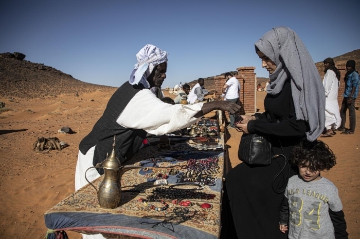 Antik kentin yaknndaki Becraviya köyü halk, develeriyle turistleri gezdiriyor, girite açtklar tezgahlarnda bölgeye has hediyelik ürünler satyor.  