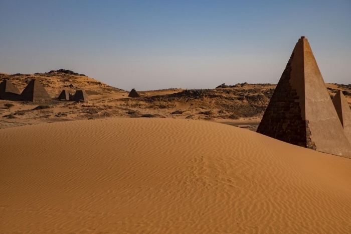 Güney ve Kuzey piramitleri güvenlik sorumlusu Mustafa Ahmed, AA muhabirine yapt açklamada, "Milattan önce ina edilen piramitler gerek doa olaylar gerekse insani etkenlerden dolay zamanla yprand, bazlar ykld. 19. yüzylda baz parçalar talan edildi. Piramitlerden sökülen parçalarn bir ksm Avrupa'da bir ksm da Sudan'daki müzelerde sergileniyor." dedi.  