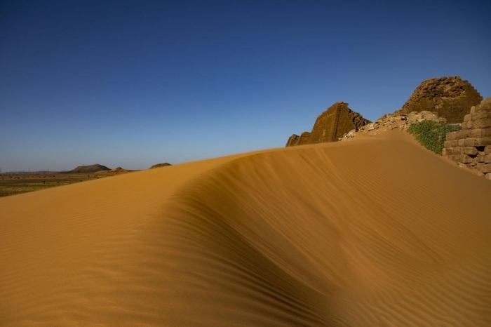 Baz kaynaklar, Sudan'daki piramitlerin Msr'dan etkilenerek yapldn belirtilse de baz kaynaklar bunlarn Msr'dakilerden 800 yl daha eski olduunu ileri sürüyor.  