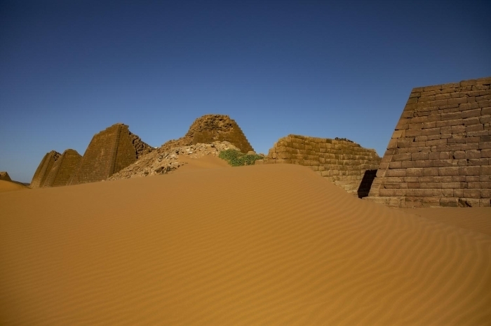 Piramitlerin uzunluu, 6 ile 30 metre arasnda deiirken giri ksmlar genellikle douya bakyor. Ku hanedannn mezarlarnn üzerine ina edilen piramitlerin duvarlarnda çeitli süsleme ve kabartmalarn yan sra baz olaylar tasvir ediliyor.  