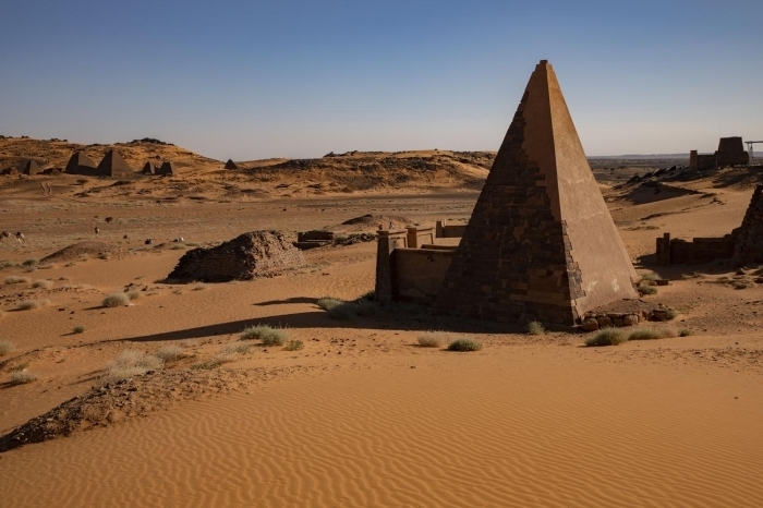 Hediyelik ürünler arasnda yöresel bçaklar, taklar, hasr, deri ve çömlekten süs eyalarnn yan sra Osmanl madeni paralar da bulunuyor.  