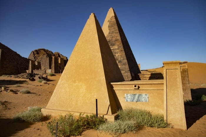 Doal ve insani baz etkenler nedeniyle piramitlerin bir ksm ciddi hasar görmü. Baz piramitler de aslna uygun olmayan yöntemlerle restore edilmi.  