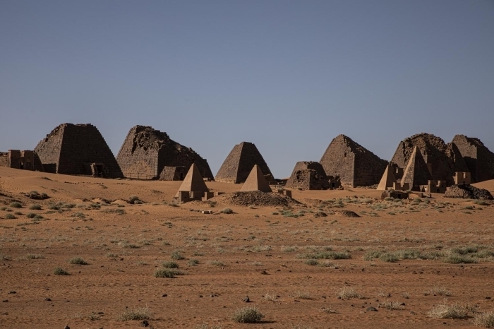 Nil Nehrinin dousunda, kahverengi tepelerle çevrili ve yar çöl bölge, Ku Krallnn en iyi korunmu kalntlarn barndryor. Ku Krall, milattan sonra 6. yüzylda Hristiyanln Orta Nile geliiyle eski gücünü yitirdi.  