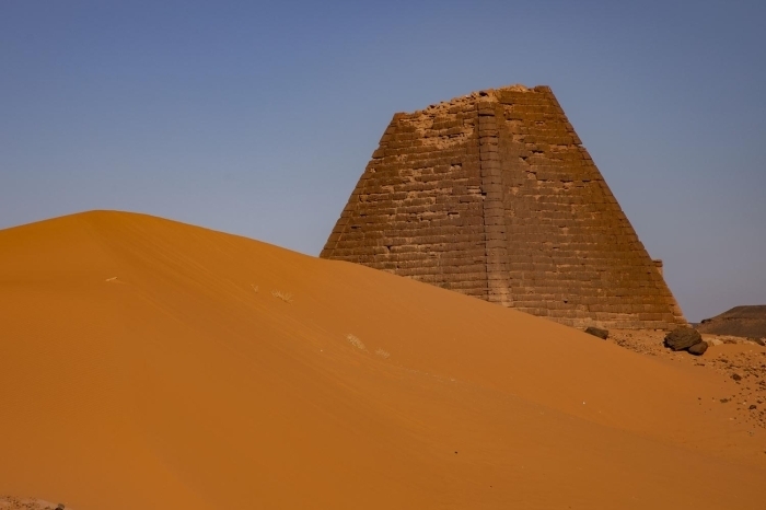 Meravi bölgesi, tarihte, taht merkezi ve ant mezarlarn bulunduu Meravi adas ile güneydeki yerleim yerleri ve dini merkez olan Musavvarat es-Sufra ve Naka olmak üzere 3 antik ehirden oluuyor.  