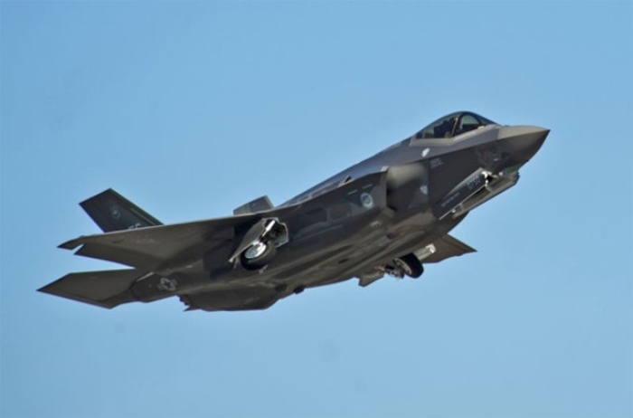F-35'in 3 ayr� konfigürasyonu bulunuyor. Geleneksel kalk�� ve ini� (CTOL) yetene�ine sahip F-35A, ini� ve kalk�� yapabilmek için piste ihtiyaç duyuyor. K�sa kalk�� ve dikey ini� (STOVL) yapabilen F-35B, k�sa pistlerden kalk�� yapabiliyor ve helikopter gibi ini� gerçekle�tirebiliyor.