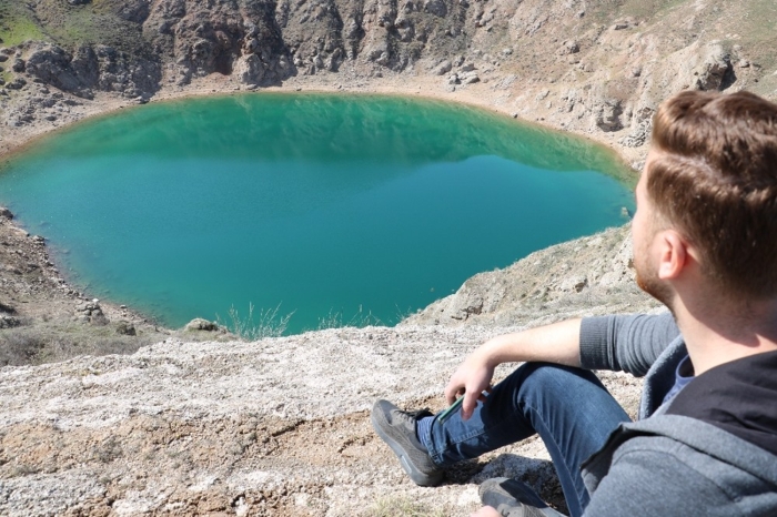 Göl, bulunduu bölgede scaklnn eksi 25 dereceye kadar dümesiyle tamamen buz tuttu, buz tutan gölün yüzeyi ise karla kapland. 