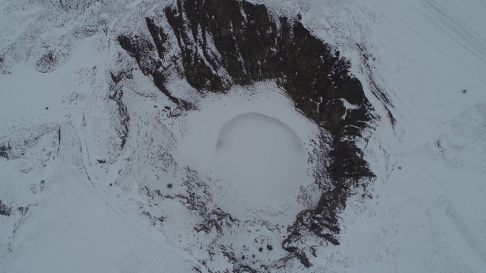 Gölün üzerinde yürüdü Canova köyü sakini Ali Toprak, ilk kez gölün üzerinde yürüme frsat bulduunu belirterek, Kzlçan gölünün tam ortasndayz, buzun üzerindeyiz. Beklide 25-30 santimlik bir buz tabakas var. nsanlar kaldracak seviyede bir buz. Buras eksi 25-30lar bulan bir souklukta buz tutuyor. Bahar güzel, kn ayr bir güzellii var. nsanlarn gelip görmesini tavsiye ediyorum ama doaya zarar vermedii sürece. Gelip piknik yaptklarnda atklarn brakmadklar sürece. Burada çift kale maçta yaplabilir. Uzak noktalardan duyarak gelen çok insan var. nsanlar buray görüp geçmesi lazm öyle deerlendirmeleri gerek dedi.