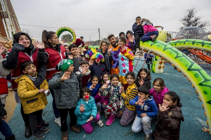 Tunceli Milli E�itim Müdürlü�ü bünyesinde görevli okul öncesi ö�retmeni Dilan Ya�arul, depremden etkilenen çocuklar için bölgeye geldiklerini ve bu çocuklar için özel etkinlikler yapt�klar�n� dile getirdi.  