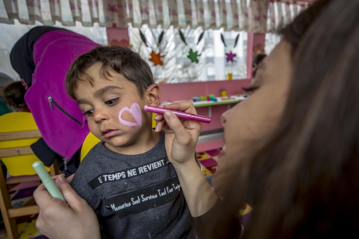 Ailelerinin getirdi�i depremzede çocuklar, anaokulunda etkinliklere dahil edilerek kaliteli vakit geçirmeleri sa�lan�rken, Türk K�z�lay arac�l���yla temin edilen k�yafet ve benzeri ihtiyaç malzemeleri de çocuklara hediye edildi.