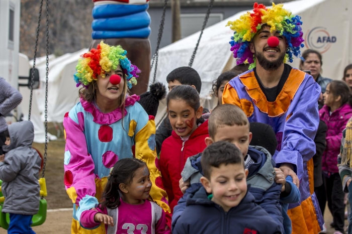 Çocuklar�n gezici anaokuluna gelince çok mutlu oldu�unu belirten Ya�arul, "Gönüllü arkada�lar�m�zla koordineli bir �ekilde çal���yoruz. Onlar�n ya� ve geli�im özelliklerine göre etkinlikler yap�yoruz, oyunlar oynuyoruz" dedi.