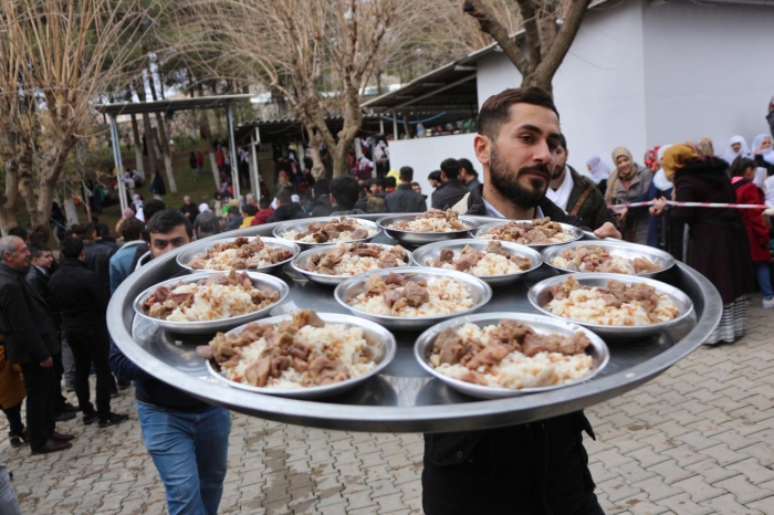 "Merhum babamn anma etkinliinde gelenekselletirdiimiz 'Kardelik yer sofras'nda yüzlerce sevenimizle birlikte yemekte bir araya geldik. Güzel hava sayesinde bu yl beklenilenin üzerinde bir katlm oldu. Anma ve a dökme törenine katlanlara teekkürlerimi iletiyorum" dedi.