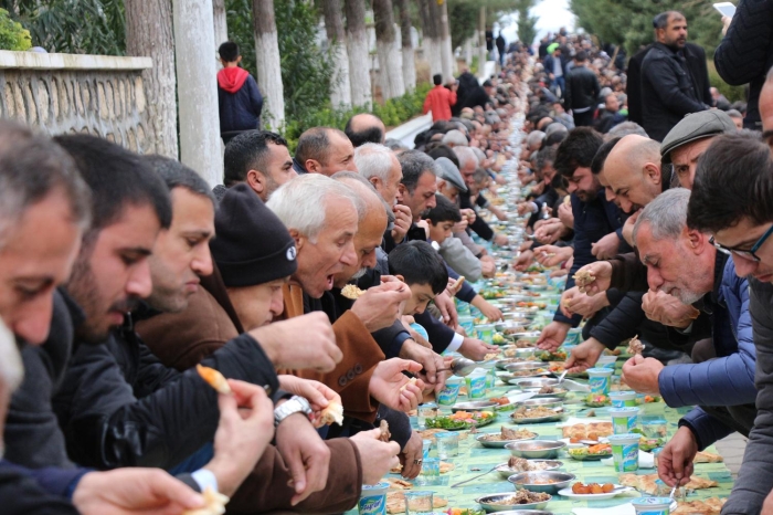 Beiri'ye bal Örmegöze köyündeki eyh Süleyman Badu'yu 14'üncü anma ve a dökme etkinliine Türkiye'nin birçok kentinden binlerce kii katld. 