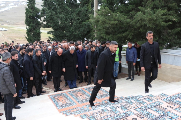 50 büyükba,120 küçükba hayvannn kesildii anma programnda konuklar için bir ton pirinç, bir ton fasulye, kazanlarda piirildi. Piirilen yemekler, konuklara eyh Süleyman Badu'nun ansna kurulan 'Kardelik yer sofras'nda ikram edildi.