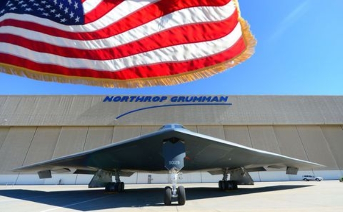 Ayrca B-21'in, Pentagon'un 2017'de 900 milyon dolarlk iki sözleme kapsamnda hem Raytheon hem de Lockheed Martin tarafndan gelitirilmekte olan, nükleer balkl havadan frlatlan uzun menzilli seyir füzesi (LRSO) tayabilecei belirtiliyor. 