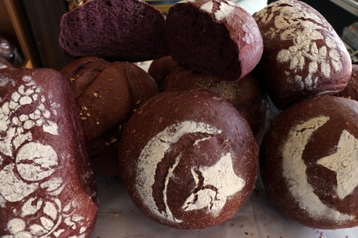 Ekme�i kullanan mü�terilerden olumlu geri dönü�ler ald�klar�n� ve insanlara faydal� bir �ey yapabilmenin mutlulu�u içerisinde olduklar�n� aktaran Gündüz, �Çok ara�t�rd�m ben bu ekme�i yapmadan önce. Gerçekten önce inand�m bunun ne kadar faydal� bir ekmek oldu�una. �nsanlara faydal� bir �ey yapabilmek için bunu üretmeye karar verdik. Sonuçta �stanbul Üniversitesi bunun üzerine 12 sene çal��m��, güvenerek ba�lad�m. �u anki tepkiler çok olumlu, özellikle tansiyon ve �eker hastas� olan mü�terilerimizden bu ekme�i ald�ktan sonraki geri dönü�leri çok olumlu. �eker hastal���nda 400-500 de�eri gören mü�terilerimiz, bu oran�n 100-150�lere kadar dü�tü�ü yönünde olumlu dönü�ler yap�yorlar bize. Günde en az 10-15 tane telefon al�yorum bu yönde, gelen mü�terilerimiz de yüz yüze memnuniyetlerini iletiyorlar. �nsanlara faydal� bir �ey yapabildi�imiz için çok mutluyuz� �eklinde konu�tu.