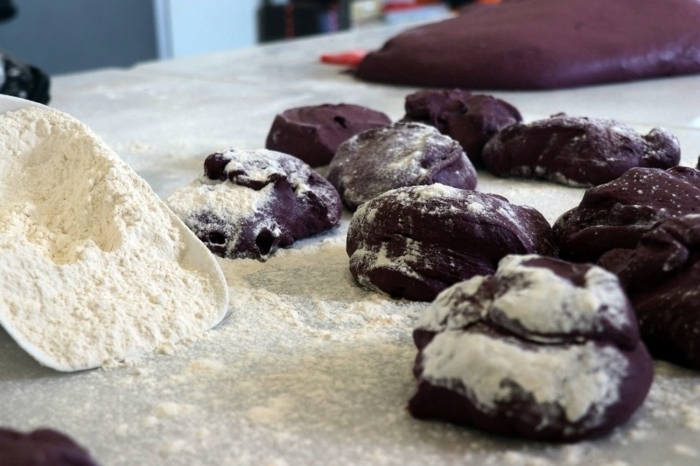 Mor hamurdan elde edilen ekmek, kalp ve damar hastal�klar�, yüksek tansiyon, kalp ve beyin damar� t�kan�kl�klar�na, böbrek yetmezli�i, kol ve bacak uyu�malar� ile morarmalar�, diz ve kalça eklem a�r�lar� ve erken ya�lanma ile ba�layan unutkanl�klara kar�� etkili oldu�u yap�lan ara�t�rmalar sonucunda ortaya ç�kt�.