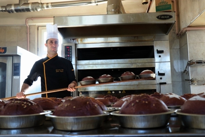 Tamamen do�al herhangi bir boya ve katk� maddesi yok Mor ekme�i herhangi bir katk� ve boya malzemesi olmadan tamamen do�al meyve, sebzelerin renk pigmentleriyle ürettiklerini aç�klayan f�r�n sahibi Levent Gündüz, ekme�i tüketerek birçok hastal�kla mücadele etmenin de mümkün oldu�unu söyledi