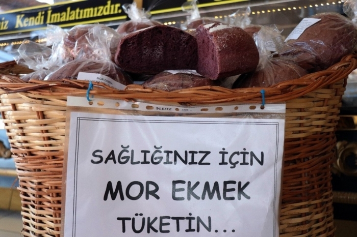 Mor ekme�in sahtesinin üretebilece�ini ve bu durumun nas�l anla��labilece�i hakk�nda da bilgi veren Gündüz, birçok hastal��a kar�� adeta do�al ilaç görevi gören ekme�in 5 liraya sat���n� gerçekle�tirdiklerini söyleyerek, �Günlük �u anda 500-600 adet sat�� miktar�m�z var, yeni ba�lad�k henüz. 300 - 350 gram aras� 5 lira gibi bir fiyattan sat���n� gerçekle�tiriyoruz mor ekme�in. �nsanlar duydukça bu sat�� oran� daha da ço�alacak Allah��n izniyle. Bu ürünün sahtesi yap�labilir, maliyetli bir ürün. Sahtesini anlamak çok basit; bir dilimin üzerine limon s�kt���m�z zaman, limon s�k�lan bölgenin hafif �ekilde pembe renk de�i�tirmesi gerekiyor e�er renk de�i�tirmez ise g�da boyas�yla yap�lm��t�r, yani sahtedir. Kesinlikle mor ekme�i tavsiye ediyoruz, en az�ndan bir denenmesini hatta sürekli tüketilmesini tavsiye ediyoruz. Sa�l�k aç�s�ndan çok önemli buluyoruz mor ekme�i� diye konu�tu.