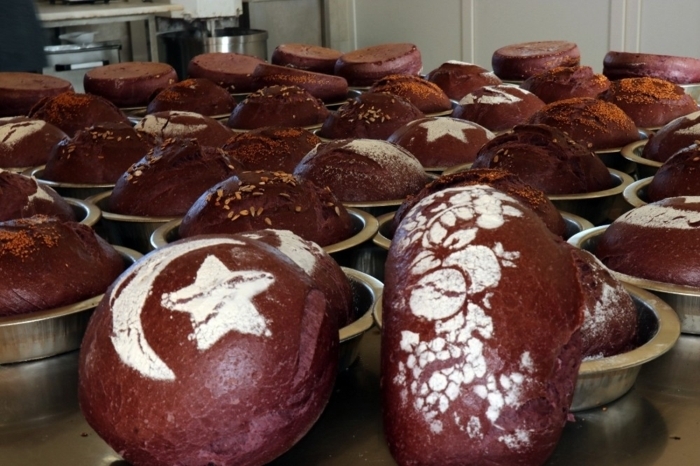 �nsanl��a faydal� bir �ey yapabilmek ad�na mor ekme�i üretmeye karar verdi�ini aç�klayan Levent Gündüz, �Ben bu mor ekme�i sosyal medyada gördüm internet üzerinden. Daha sonras�nda çok ara�t�rd�m, insanl��a faydal� bir �ey yapabilmek, üretmek ad�na bunu yapmaya karar verdim. Mor ekme�ini, beyaz ekme�e göre tam bu�day ürünleri ve mor mix kar���m�ndan yap�yoruz. Normal ekme�e göre kana kar���m� daha yava� oluyor. Ve ba�ta obezite olmak üzere, �eker, kalp ve damar hastal�klar�, tansiyon, unutkanl�k gibi hastal�klar ile mücadele ediyor. Bir ilaç de�il ama do�al beslenerek bu tür hastal�klarla mücadele etmek yani mor ekmek tüketerek mümkün� dedi.