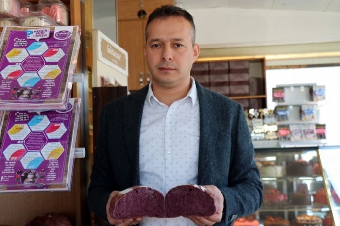 Mor ekme�in, ekmek yenilmeme alg�s�n� yüzde 100 terse çeviren bir ekmek oldu�unu ve tüketildi�i takdirde vücudu onard���n� belirten Gündüz, �Beyaz ekmek veya ekmek yenilmemesi gerekti�i alg�s�n� yüzde 100 terse çeviren bir ekmek, mor ekmek. Mor ekme�in içerisinde bulunan antosiyonin tamamen bir antioksidan görevi yapmaktad�r. Vücutta zararl� olan bütün mikrop ve bakterileri yani vücudu resmen onar�yor. Bu yüzden kesinlikle tüketilmesi gereken bir ekmektir. Bir insan�n kan�nda günde 2 buçuk miligram antosiyonin dola�mas� gerekiyor. Mor ekme�in bir diliminde 20 miligram antosiyonin var. Yani bu �ekilde vücuttaki s�k�nt�lar�n ço�u olmak üzere erken te�histe kanseri bile önleyen bir madde bu antosiyonin� ifadelerini kulland�.