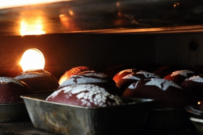  Her ürün gibi bu ürünün de sahtesinin oldu�unu belirten Gündüz, maliyeti yüksek olan mor ekmek ile g�da boyas�yla yap�lan mor ekmek aras�ndaki fark�n ekme�in üzerine limon s�k�lmas� ile anla��laca��n� ve limon s�k�lan bölgede herhangi bir renk de�i�imi olmaz ise g�da boyas�yla yap�ld���n� dile getirdi.