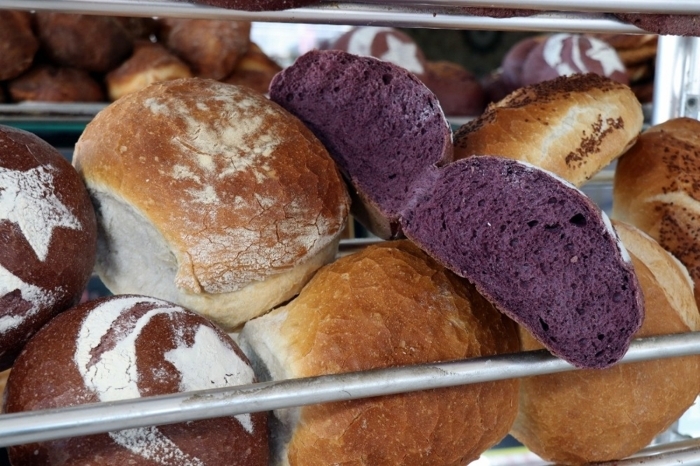 Gündüz, �Mor ekmek, �stanbul Üniversitesinin 12 senelik çal��malar� sonucunda �hsan Kara ve ekibinin geli�tirdi�i mor meyve ve sebzelerden üretilen, içerisinde antosiyonin diye bir madde bulunan ekmektir. Mor ekmek, mor meyve ve sebzelerden üretiliyor. Bö�ürtlen, yaban mersini, ek�i mor dut, nar, vi�ne, patl�can ve mor so�an kabu�undan üretiliyor. Bunlar�n �eker ve posa k�s�mlar� ar�nd�r�larak renk pigmentlerinden mor rengi al�yor. Tamamen do�ald�r bu mor renk, herhangi bir katk� ve boya malzemesi yoktur. Tamamen do�al, mor renginin kayna��nda herhangi bir boya ve katk� maddesi yok. Mor meyve ve sebzelerde bulunan antosiyonin diye bir madde var, bunun özelli�i bütün vücudu onarmas�. Ba�ta �eker, tansiyon, kalp ve damar hastal�klar�, unutkanl�k, obezite vs. hastal�klarla mücadele etmek mümkündür, mor ekmek tüketerek� diye konu�tu.