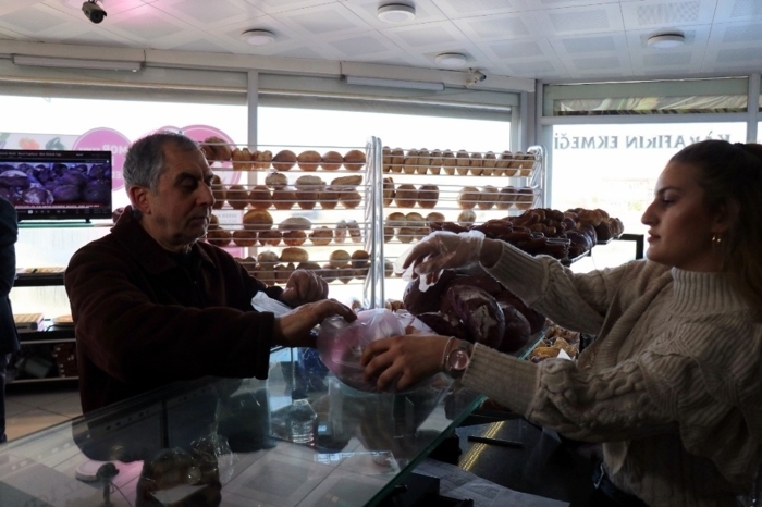 �eker hastal��� olan ve mor ekme�i kulland�ktan sonra de�erlerinde dü�ü� oldu�unu fark eden mü�teri �brahim Çakal, �Ben mor ekme�in �eker hastal���na çok iyi geldi�ini duydum. Ben ve e�im �eker hastas�y�z. �eker hastal���m�z�n yakla��k de�eri 300 ila 400 aras� ç�k�yordu. Fakat bu mor ekme�i kulland�ktan sonra de�erin 100-150�lere kadar dü�tü�ünü gördüm ve onun için çok memnunuz, devaml� bu ekme�i kullanmay� dü�ünüyoruz. Daha önce bir arkada��m�n e�i de �eker hastas�yd�, o da devaml� mor ekme�i kullanarak �eker hastal���n�n de�erini dü�ürdü. Onlardan ö�rendik mor ekme�i ve biz de bu ekme�i devaml� �ekilde kullanmaya ba�lad�k� dedi.