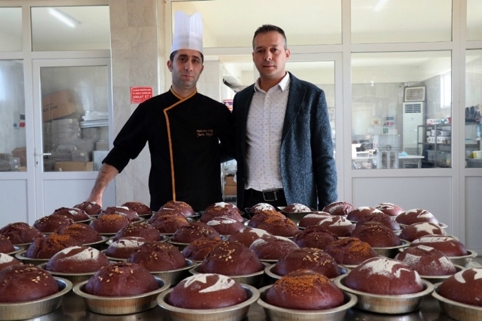 F�r�n sahibi Levent Gündüz, mor ekme�in içeri�inde herhangi bir katk� maddesi olmad���n� ve �stanbul Üniversitesi Beyin ve Biyoteknoloji Ara�t�rma Merkezi�nin 12 y�ll�k çal��malar sonucunda �hsan Kara ve ekibinin geli�tirdi�i bir ürün oldu�unu belirtti.