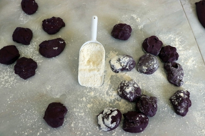 Mor ekme�in içeri�inde bulunan bö�ürtlen, ek�i mor dut, yaban mersini, vi�ne, nar, patl�can ve mor so�an kabu�unun posalar�ndan elde edilen antisiyoninler ileri teknoloji yöntemlerle moleküler safla�t�rma sonucunda elde ediliyor.