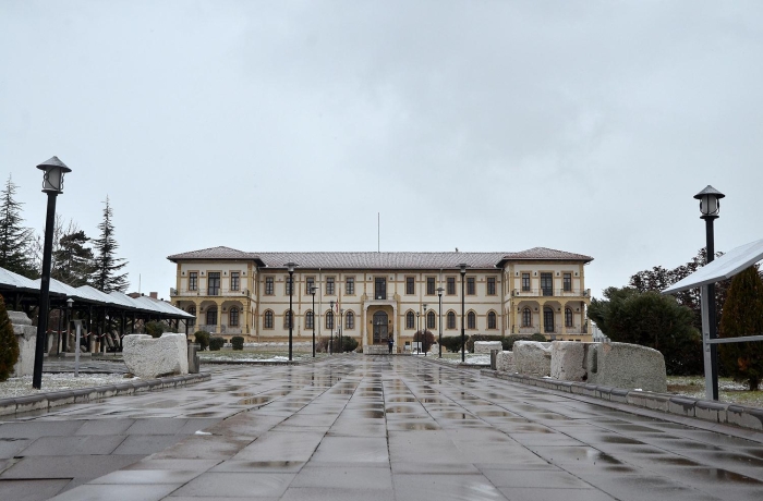 Halkn ilgisinden memnun olduklarn belirten Çakar, "Çorum Müzesi, 8 bin yllk geçmie sahip önemli eserlerin sergilendii bir müze. Vatandalarmz Çorum Müzesi'ne geldiinde hem 8 bin yllk tarihi kefetme, hem de çok nadir bulunan, belki de bir daha görme frsat bulamayacaklar bu meteoru görme frsat bulacak." ifadesini kulland.  