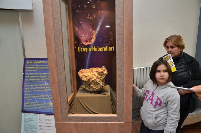 Müzede gök ta sergilendiini öretmeninden örenen lise birinci snf örencileri Gamze Özgün ve Sultan Teke de gök tan ilgiyle inceledi.  